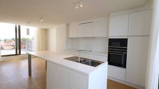 Dit modern dakappartement is gelegen op de vierde verdieping van een mooie verzorgde residentie. Het appartement bestaat uit een inkomhal...