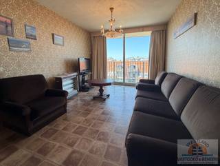 Bent u op zoek naar een appartement dat u volledig naar uw eigen wensen en stijl kunt inrichten? Dan is dit de ideale opportuniteit. Dit appartement biedt een uitstekende basis voor wie op zoek is naar een woning met potentieel, zonder zich zorgen te hoeven maken over een renovatieverplichting. Dankzij het gunstige EPC-label C geldt er immers geen renovatieplicht.<br />Of u nu op zoek bent naar een vaste woonplaats, een comfortabel tweede verblijf aan de kust of een interessante investering met verhuurpotentieel, dit appartement biedt tal van mogelijkheden. Creëer een hedendaagse woonst volledig volgens uw eigen smaak en geniet van een eigendom die u helemaal naar uw hand kunt zetten.<br />2 extra kelderruimtes inbegrepen in de prijs. Mogelijkheid tot aankopen van een parkeerplaats.<br />Een ideale kans voor wie waarde hecht aan vrijheid, potentieel en een toekomstgerichte investering.