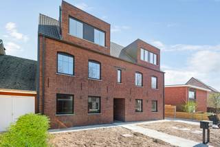 Gelegen op wandelafstand van het centrum bevindt zich dit nieuwbouwappartement in een kleinschalig gebouw zonder lift.<br /><br /><span><strong>Indeling</strong></span>: centrale inkomhal - trap naar de 1ste verdieping - privatieve inkomhal - grote leefruimte met veel lichtinval ingedeeld in een salon en open geïnstalleerde keuken.<br />De keuken is uitgerust met een keukeneiland met spoelbak, inductievuur, vaatwasser, dampkap, combi-oven &amp; ijskast met vriesvak.<br /><br />Via de nachthal is er toegang tot 3 slaapkamers en 1 badkamer. De badkamer is voorzien van een ligbad, inloopdouche en dubbele lavabo.<br /><br />Het terras is over de volledige breedte van het gebouw.<br /><br />Er zijn 2 open autostaanplaatsen voorzien in inbegrepen in de huurprijs. Verder is er nog een gemeenschappelijke fietsen- en afvalberging.<br /><br /><span><strong>Bijzonderheden</strong></span>: vloerverwarming op aardgas - aluminium ramen - dubbele beglazing - zeer energiezuinig - E-peil: 30<br />Gemeenschappelijke kosten 50 euro per maand - Vg-Wg-Gvv-Gvkr-Gmo<br /><br />Wenst u graag een bezichtiging? Stuur dan nu een e-mail naar info@waterhuys.be.