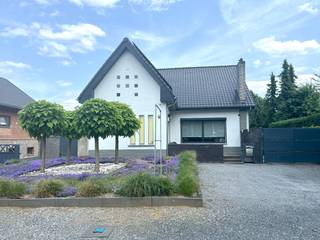 Ruime Open Bebouwing met 4 slaapkamers, 2 badkamers en tuin te koop te Diest, Diesterestraat 67.De woning is rustig geleden te Molenstede op een...