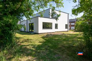 LA MAISON EST COMPOSÉE DE QUATRE CHAMBRES, DEUX SALLES DE BAINS, UN BEAU JARDIN ET UN GARAGEVous entrez dans cette maison à la finition casco par le...
