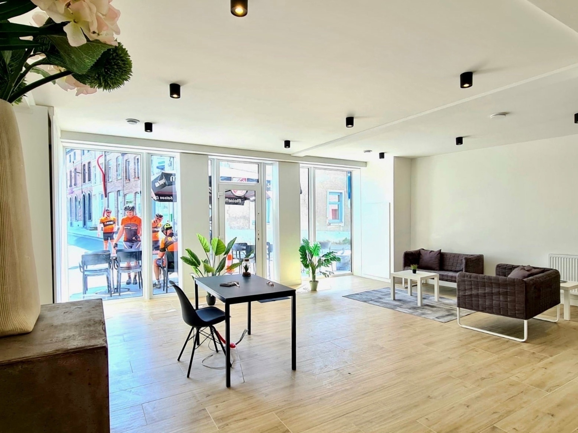 TOPGELEGEN HANDELSRUIMTE met ZONNEPANELEN en PARKING - foto 1