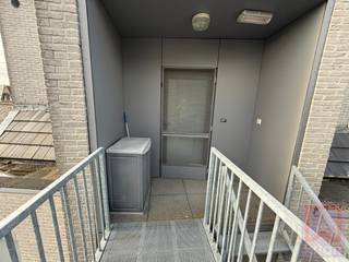 Zeer ruime en lichtrijke dakstudio!<br /><br />Ontdek deze moderne en verrassend ruime dakstudio waar licht en comfort centraal staan. Dankzij de grote raampartijen geniet u hier van een aangename natuurlijke lichtinval en een open gevoel.<br /><br />De studio beschikt over een volledig ingerichte open keuken met koelkast, combi-oven, keramische kookplaat, spoelbak en dampkap. De leefruimte combineert wonen en slapen in één praktische en aangename ruimte, met bovendien een aansluiting voor een wasmachine.<br />De aparte badkamer is uitgerust met een badkamermeubel, douche en toilet.<br /><br />Extra troeven<br />Zonnig terras aan voordeur<br />Aparte fietsenberging<br />Vuilnisberging aanwezig<br />Lift in het gebouw<br />EPC: LABEL B -175 kWh/m² jaar<br />Onmiddellijk beschikbaar!<br /><br /><br /><br />