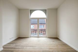 Bent u op zoek naar een hippe eerste eigen stek, een slimme investering of de ideale uitvalsbasis voor studerende kinderen? Dan is dit instapklare, volledig gerenoveerde appartement aan de Zwijnaardsesteenweg 6 precies wat u zoekt.Gelegen in een kleinschalige residentie met een prachtige historische gevel uit 1898, biedt dit appartement een efficiënt ingedeelde bewoonbare oppervlakte van 42 m². De lichtrijke leefruimte met open keuken vormt een aangenaam geheel. De keuken is uitgerust met alle nodige toestellen en aan de voorzijde geniet u van een gezellig balkon.Via de hal met praktische ingemaakte kasten en een afzonderlijk toilet bereikt u de slaapkamer en aansluitende badkamer met douche.De ligging is een absolute troef. Verschillende campussen, het Sint-Pietersstation en het Gentse stadscentrum bevinden zich op wandel- en fietsafstand, waardoor dit een ideale woon- of investeringslocatie is.Ook technisch scoort het appartement uitstekend. Het werd volledig gerenoveerd in 2026 en beschikt over een EPC-label A, conforme elektriciteit en een asbestveilig attest. Dankzij de afwezigheid van een syndicus zijn er bovendien geen gemeenschappelijke kosten.Eventuele AI-visualisaties zijn bedoeld als inspiratie. Er werd geen rekening gehouden met technische specificaties, stedenbouwkundige voorschriften of de concrete mogelijkheden tot realisatie.Bestuursmaatregelen in het maatregelenregister: nee