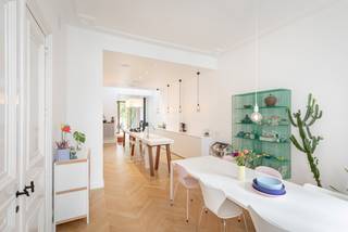 Exclusief herenhuis in het hart van Leuven, gelegen in de Justus Lipsiusstraat, ooit het karaktervolle molenhuis van de wijk en vandaag een uitzonderlijke woonparel. Na een totaalrenovatie in 2016 biedt deze unieke eigendom 273 m² bewoonbare oppervlakte plus 45 m² kelder, waarbij authenticiteit en hedendaagse luxe naadloos in elkaar overvloeien.<br />Op het gelijkvloers ontvouwt zich een open leefruimte met visgraatparket, een indrukwekkende designkeuken met een eiland van 7 meter in Korian, en een gezellige zithoek met ramen van vloer tot plafond. De leefruimte geeft uit op een prachtig terras en stadstuin, volledig omringd door groen en met 100% privacy. De achtergevel in Afromosia en de ingemaakte kasten in dezelfde houtsoort versterken de warme, exclusieve uitstraling.<br />De tussenverdieping biedt een polyvalente ruimte—ideaal als bureel, speelruimte of creatieve zone—met een indrukwekkende vide en grote glaspartijen die het huis doordrenken met licht.<br />Op de eerste verdieping bevindt zich de master suite met originele plankenvloeren, authentieke deuren en een ensuite designbadkamer. De royale overloop benadrukt opnieuw de grandeur van het herenhuis.<br />De tweede verdieping telt twee grote slaapkamers, opnieuw met plankenvloeren en hoge plafonds, perfect voor gezin, gasten of hobbyruimte.<br />Het derde verdiep verrast met een volwaardige studio/slaapkamer/bureau, voorzien van een tweede badkamer en een sfeervolle mezzanine—een ideale plek voor zelfstandigen, tieners of logees die hun eigen cocon wensen.<br />Met zonnepanelen, thuisbatterij en EPC B combineert dit herenhuis moeiteloos modern wooncomfort met een uitzonderlijk niveau van energie-efficiëntie.<br />Een absolute parel in Leuven: een woning waar karakter, authenticiteit, hedendaagse luxe en verfijnde afwerking elkaar versterken tot een uniek geheel.<br />info@covas.be // 016 40 60 20 // www.covas.be