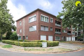 <p><span>In een rustige en groene woonwijk te Edegem bieden wij u dit gerenoveerde appartement (93m²) aan met 3 slaapkamers inclusief een garagebox en autostaanplaats. Het gebouw dateert van 1973, is steeds zeer goed onderhouden en is gelegen aan de Ernest Jouretlaan. Het appartement bevindt zich op de tweede verdieping van een klein gebouw. Vanuit het appartement kijkt u uit op groen. Er is geen lift aanwezig.<br />Gelegen in de directe nabijheid van het Sint-Goriksplein waar u verschillende winkels vindt en op wandelafstand van openbaar vervoer, scholen en de Romeinse Put.<br />Het appartement beschikt over recente dubbele beglazing met pvc-schrijnwerk en rolluiken, alsook over een individuele centrale verwarming op gas (Bulex). De elektriciteit is conform de voorschriften van het AREI.<br />Aan het gebouw zijn momenteel geen aanstaande kosten. Het dak werd vernieuwd en voorzien van isolatie. Na controle werd het appartement gecategoriseerd als "asbestveilig".</span></p><p><span>Indeling:</span></p><p><span>We betreden het appartement via de centrale inkomhal. Hier is voldoende ruimte voor een vestiaire en bevindt zich een apart gastentoilet.<br />Aan de voorzijde van het gebouw vinden we de vernieuwde en ingerichte keuken, voorzien van alle nodige toestellen. Tevens bevindt zich aan de voorzijde de lichte leefruimte.<br />Centraal in het appartement bevindt zich de ingerichte badkamer met inloopdouche, een badkamermeubel met lavabo en spiegel, alsook een bergkast.<br />Achteraan vinden we twee volwaardige slaapkamers en een derde slaapkamer, die momenteel is ingericht als wasplaats/berging.<br />In de prijs zijn de garagebox en de autostaanplaats voor de garagebox inbegrepen.<br />Er is geen syndicus in het gebouw. De vaste maandelijkse kosten bedragen ongeveer 45 euro/maand (water).</span></p><p><span>Graag sommen wij voor u nog even de troeven van dit gerenoveerde appartement op:</span></p><ul><li><span>Klein en goed onderhouden gebouw, zonder aanstaande kosten (dak reeds voorzien van isolatie).</span></li><li><span>Overal recente dubbele beglazing met pvc-schrijnwerk, asbestveilig en elektriciteit conform.</span></li><li><span>Badkamer en keuken volledig vernieuwd.</span></li><li><span>Twee volwaardige slaapkamers + derde kamer (wasplaats/berging).</span></li><li><span>Inclusief garagebox + oprit</span></li></ul><p><span>EPC:</span><span> 199 kWh/m²/jaar (B-label)<br /></span><span>P-score:</span><span> A<br /></span><span>G-score:</span><span> A</span></p><p><span>Voor een bezoek ter plaatse kan u ons contacteren op het nummer 03 449 42 41 of mailen naar </span><span><span>hallo@habicom.be</span></span><span>.</span></p><p><span>Benieuwd naar de waarde van uw woning? Check het gratis op </span><span><span>www.watismijnhuiswaard.be</span></span><span>.</span></p>