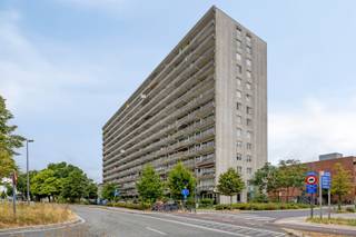 <p><span>2-SLAAPKAMERAPPARTEMENT MET ZUIDGERICHT TERRAS EN PANORAMISCH UITZICHT</span></p><p><span>Op de zevende verdieping van een verzorgd gebouw, aan de zuidelijke toegang van de stad en vlak bij het bruisende Zurenborg, bevindt zich dit 2-slaapkamerappartement met een ruim zuidgericht terras en een prachtig panoramisch uitzicht.</span></p><p><span>Via de veiligheidsdeur komt u binnen in de inkomhal met vestiaire, bergkasten en een apart gastentoilet. De lichtrijke woon- en leefruimte biedt toegang tot het zonnige terras, waar u de hele dag kunt genieten van een open uitzicht over de stad.</span></p><p><span>De aparte keuken is functioneel ingedeeld en sluit aan op de leefruimte. Achteraan bevinden zich twee slaapkamers. De hoofdslaapkamer beschikt over een aansluitende badkamer met ligbad en wastafel. Daarnaast is er een tweede slaapkamer, ideaal als kinderkamer, bureau of logeerkamer.</span></p><p><span>Het appartement verkeert in te renoveren staat, maar vormt dankzij de gunstige indeling, de grote raampartijen, het ruime terras en de uitstekende ligging een ideale basis om volledig naar eigen smaak en wensen te moderniseren.</span></p><p><span>Troeven:</span></p><ul><li><span>Zevende verdieping met panoramisch uitzicht.</span></li><li><span>Ruim zuidgericht terras.</span></li><li><span>Twee volwaardige slaapkamers.</span></li><li><span>Praktische indeling met veel potentieel.</span></li><li><span>Fietsenberging in het gebouw.</span></li><li><span>Uitstekende ligging nabij Zurenborg, winkels, openbaar vervoer en belangrijke invalswegen.</span></li></ul><p><span>Een ideale opportuniteit voor wie op zoek is naar een renovatieproject op een toplocatie met alle troeven voor een prachtige meerwaarde.</span></p>