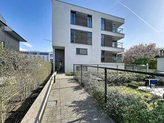 L'appartement comprend : - hall d'entrée,- salon avec cuisine ouverte,- terrasse- toilettes séparées- rangement- 2 chambres- salle de bain avec...