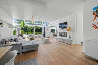 Ben je op zoek naar een vrijstaande villa met veel ruimte, privacy en een prachtige buitenbeleving? Dan is deze eigendom in de Voorthoek zeker een bezoek waard. Met een perceel van maar liefst 1.540 m², vier slaapkamers, twee badkamers en sauna biedt deze woning alles voor comfortabel wonen.<br /><br />Bij het binnenkomen word je verwelkomd in de ruime leefruimte, die dankzij de open indeling mooi aansluit op de volledig uitgeruste keuken. De keuken beschikt over een ontbijthoek en bied net zoals de leefruimte prachtig zicht op de tuin. Op het gelijkvloers bevindt zich bovendien een slaapkamer met ensuite badkamer, uitgerust met een douche. Verder is er nog een gastentoilet en een praktische berging met aansluitingen voor wasmachine en droogkast.<br /><br />Op de eerste verdieping bevinden zich nog drie ruime slaapkamers en een tweede badkamer, waardoor de woning perfect geschikt is voor een gezin of voor wie graag extra kamers ter beschikking heeft.<br /><br />Buiten is het volop genieten in de zuidgerichte tuin. Het zonnige terras, het zwembad, de buitenbar en de sauna creëren samen een echte vakantiesfeer in eigen tuin. Bovendien werd de warmtepomp van het zwembad recent vernieuwd.<br /><br />Ook praktisch heeft deze woning heel wat te bieden met een garage en 4 overdekte parkeerplaatsen op eigen terrein.<br />`<br />Een ideale woning voor wie op zoek is naar ruimte, comfort en ontspanning in een groene omgeving.<br />?? Contacteer ons via 052 46 38 03 voor meer informatie of een bezoek.<br />