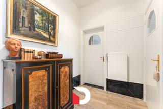 Maak kennis met dit karaktervol pand, gelegen op de hoek van de Elf-Julistraat en de Koningin Elisabethlaan in het centrum van Brugge. <br />Dit eigendom is ideaal voor iemand die wonen/werken wenst te combineren, vrije beroeper, kangoeroe-woonst, of een groot gezin. <br /><br />De benedenverdieping van deze woonst werd volledig gerenoveerd en omgevormd tot een appartement die beschikt over een gezellige leefruimte met open keuken, grote slaapkamer en annex moderne badkamer met inloopdouche. <br /><br />Op de eerste en tweede verdieping vinden we de "hoofdwoning" terug die op te frissen is. <br />Op niveau 1 is er een riante leefruimte met eethoek, afzonderlijke keuken en een eerste slaapkamer + badkamer. <br />Op niveau 2 vinden we dan nog 3 slaapkamers terug. <br /><br />De ramen van de volledige woonst werden wel reeds vernieuwd. <br /><br />Dit eigendom beschikt over een gezellige stadskoer met achterliggende garagebox/opslagruimte die via de openbare weg ook te bereiken is. Een troef op deze centrale locatie! <br /><br />Contacteer ons snel voor een bezoek aan dit eigendom via info@delbecque.immo of 050 45 03 45