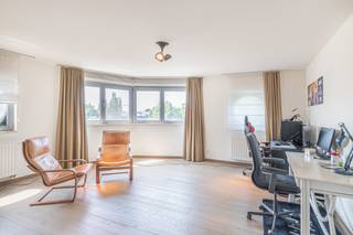 <p>Dit ruime appartement op de tweede verdieping van een verzorgd gebouw uit 2011 aan de Scheldelaan in Willebroek biedt met 177 m² bewoonbare oppervlakte, twee slaapkamers en twee badkamers een comfortabele indeling voor wie op zoek is naar rust en praktisch woongenot. De aanwezigheid van een lift, een eigen garage en een terras van 7 m² maakt het dagelijks gebruik van de woning eenvoudig en aangenaam. Via de inkomhal, die meteen een nette eerste indruk geeft, komt u in de imposante leefruimte van maar liefst 70 m². Deze royale ruimte biedt voldoende plaats om zowel een zit- als een eetgedeelte comfortabel in te richten, en sluit aan op de geïnstalleerde keuken van 8 m². Deze is uitgerust met onder meer een vaatwasser, een dampkap, een oven en een keramische kookplaat, zodat u bij het betrekken van de woning meteen over alle nodige toestellen beschikt. Vanuit de leefruimte hebt u toegang tot het terras, waar u op kleinere schaal buiten kan zitten zonder in te boeten aan privacy. De twee slaapkamers, van 20 m² en 17 m², bieden ruimte voor zowel een hoofdslaapkamer als een tweede kamer die dienst kan doen als kinderkamer, bureau of gastenkamer. Het appartement telt twee badkamers, waarvan één met bad en douche, wat handig is wanneer meerdere bewoners tegelijk gebruikmaken van de woning. Een aparte berging, een inkomtoilet en een extra toilet vervolledigen de indeling en zorgen voor bijkomend comfort in het dagelijks gebruik. De kelder biedt tot slot extra opbergruimte buiten de leefvertrekken. Op technisch vlak is dit appartement uitgerust met individuele verwarming op gas via radiatoren, aluminium buitenschrijnwerk met dubbele beglazing en airconditioning, wat zorgt voor een aangenaam binnenklimaat doorheen het jaar. Het EPC-label A met een score van 92 kWh/m² wijst op een energiezuinige woning met beperkte energiekosten, en het aanwezige conformiteitsattest geeft bijkomende zekerheid over de technische staat van de installaties. Videofonie en een branddetector dragen verder bij aan de veiligheid van de bewoners. De ligging in Willebroek, met winkels, scholen, openbaar vervoer, een sportcentrum, een station en invalswegen op korte afstand, maakt zowel de dagelijkse boodschappen als woon-werkverkeer eenvoudig te organiseren. Met zijn ruime leefruimte, twee volwaardige slaapkamers, twee badkamers en een energiezuinig karakter combineert dit appartement wooncomfort met praktisch gebruiksgemak in een goed bereikbare omgeving. </p><p>Maandelijkse kosten: €250 – provisie voor de gemeenschappelijke kosten, het privéwaterverbruik, de verwarming en het aandeel in de kosten van de conciërge.</p><p>Voor een bezoek ter plaatse of meer informatie over de beschikbaarheid en de voorwaarden kan u terecht bij Malines Group.</p>
