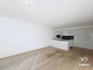 <p><b><span>ETTERBEEK – </span></b><span>Ideaal gelegen nabij het Jubelpark, het Jourdanplein en de Europese instellingen, op een steenworp van winkels en openbaar vervoer, ruim appartement van ±128m² bewoonbare oppervlakte gelegen op de 2e verdieping. Het appartement bestaat uit een inkomhal met apart toilet en inbouwkast, een zeer ruime en lichte woonkamer van ±35,5m² die toegang biedt tot een eerste zuid-georiënteerd terras van ±9m², en een open ingerichte leefkeuken (oven, kookplaat, dampkap, koelkast/vriezer, vaatwasser), een nachthal met apart toilet, een eerste slaapkamer van ±14m² met ensuite douchekamer (douche, wastafel) en toegang tot een terras van ±8,5m², twee andere mooie slaapkamers van ±12,5m² en ±9,5m² die eveneens toegang hebben tot het terras van ±8,5m², een bureau van ±8,5m², een badkamer (bad, wastafel) en een technische ruimte met aansluiting voor wasmachine. Kelder en parking inbegrepen in de huurprijs. Vaste lasten van € 150/maand (gemeenschappelijke delen). EPC C! Onmiddellijk vrij. Afmetingen worden ter indicatie gegeven.</span></p>
<p><b><span> </span></b></p>
<p><u><span>Op de 2e verdieping:</span></u></p>
<ul>
<li><span>Inkomhal met apart toilet en inbouwkast</span></li>
<li><span>Woonkamer van ±35,5m² (4,5 x 7,8) met zuid-georiënteerd terras van ±9m²</span></li>
<li><span>Open leefkeuken (oven, kookplaat, dampkap, koelkast/vriezer, vaatwasser)</span></li>
<li>Nachthal met apart toilet</li>
<li><span>Slaapkamer van ±14m² (3,43 x 4,07) met ensuite douchekamer (douche, wastafel) en toegang tot terras van ±8,5m²</span></li>
<li><span>Slaapkamer van ±12,5m² (4,04 x 3,05) met toegang tot terras van ±8,5m²</span></li>
<li><span>Slaapkamer van ±9,5m² (2,71 x 3,45) met toegang tot terras van ±8,5m²</span></li>
<li>Bureau van ±8,5m² (2,9 x 5,9)</li>
<li>Badkamer (bad, wastafel)</li>
<li><span>Technische ruimte met aansluiting voor wasmachine</span></li>
</ul>
<p><span> </span></p>
<p><span>Kelder nr. C13</span></p>
<p><span>Parking nr. 17 inbegrepen in de huurprijs</span></p>
<p><span> </span></p>
<p><span>EPC C.</span></p>
<p></p>