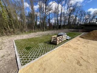 Deze volledig gerenoveerde woning, gelegen in het gezellige centrum van het landelijke Dikkelvenne, biedt een ideale woonlocatie voor jonge gezinnen. Op wandelafstand van de woning bevinden zich onder andere de bakker, de slager en de lagere school, wat het dagelijks leven bijzonder praktisch maakt.<br /><br />Bij binnenkomst wordt u verwelkomd door een ruime inkomhal, die toegang biedt tot een bijzonder ruim gastentoilet. De leefkeuken is lichtrijk en aangenaam, met uitzicht op het rustige dorpsleven aan de ene kant en met directe toegang tot een privatief terras aan de andere kant. Aan de achterzijde van de woning bevindt zich een trap naar de bovenverdieping, waarbij de ruimte onder de trap optimaal is benut als praktische berging.<br /><br />Op de bovenverdieping vindt u een lichte zit-/leesruimte, drie goed bemeten slaapkamers, een moderne badkamer en een afzonderlijke wasplaats. De trap op deze verdieping leidt naar een ruime zolder die extra opbergruimte biedt.<br /><br />Kortom, deze functionele en goed ingedeelde woning in het pittoreske Dikkelvenne is een echte 'must see'. <br /><br />Wij nodigen u van harte uit voor een bezichtiging en kijken ernaar uit u rond te leiden.