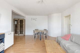 immo DAVID stelt voor: dit schitterende appartement van 72 m², gelegen op de 7e verdieping, dat uitblinkt in lichtinval, comfort en een onvergetelijk uitzicht op het park.<br /><br />Vanuit de ruime leefruimte van 24 m² met open keuken geniet je van een uniek en onbelemmerd uitzicht over het park.<br /><br />De twee slaapkamers van 12 m² en 8 m² garanderen rust en comfort. De moderne, ruime badkamer is uitgerust met een inloopdouche en eigentijds ingericht.<br /><br />Geniet volop van de zon op het gerenoveerde, zuidwestgerichte terras van 7 m², met een aangenaam uitzicht op het park.<br /><br />Het appartement beschikt over PVC-ramen met dubbele beglazing, een EPC-label B en conforme elektriciteit, waardoor het volledig instapklaar is en een goede energieprestatie biedt.<br /><br />Een ideale combinatie van licht, comfort, groen en een uitstekende ligging!<br /><br />Het appartement beschikt over PVC-ramen met dubbele beglazing, een uitstekende isolatie en is energiezuinig en volledig instapklaar.<br /><br />Ideaal gelegen nabij de Ring, het centrum van Brussel, het UZ Jette, scholen, openbaar vervoer, winkels, het Laarbeekbos en fietspaden.<br /><br />Een uitgelezen kans voor wie op zoek is naar licht, groen en comfort, zonder in te boeten op locatie!