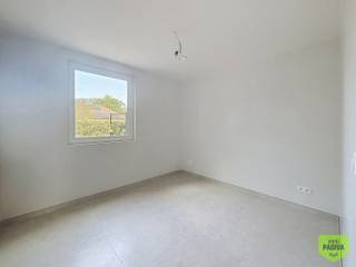 Vakantiedomein Zeedroom II – Eigentijds genieten aan de Belgische kust<br /><br />Welkom in Zeedroom II, een exclusief en kleinschalig vakantiedomein, gelegen aan de Lombardsijdelaan 165 (woningen 8 t.e.m. 15) te Westende. Dankzij de uitstekende ligging op de grens van Westende en Lombardsijde, langs de verbindingsweg tussen Nieuwpoort en Oostende, geniet u van een ideale uitvalsbasis vlak bij strand, zee, duinen en openbaar vervoer.<br /><br />Elke vakantiewoning wordt volledig uitgerust met duurzame en energiezuinige technieken zoals een warmtepomp/airco en duurzame isolatie, zodat u zorgeloos kunt genieten van maximaal comfort. Er is keuze uit vakantiewoningen met 2 of 3 slaapkamers.<br /><br />Standaard inbegrepen:<br /><br />- Privatieve tuin<br />- Ruim zonneterras<br />- Eigen parkeerplaats <br />- Airconditioning (koelen en verwarmen) via warmtepomp<br />- Zonnepanelen<br />- Grote raampartijen voor een optimale lichtinval<br />- Uniek woonconcept<br /><br />De zuidgerichte woningen worden gebouwd volgens de maximaal toegelaten oppervlakte van 80 m². Dankzij het doordachte, gelijkvloerse ontwerp wordt elke vierkante meter optimaal benut.<br /><br />In tegenstelling tot vele andere vakantiewoningen in de regio zijn er geen hellende daken of verloren ruimtes, waardoor alle vertrekken volwaardig en praktisch ingericht zijn. Dit resulteert in een uitzonderlijk ruimtelijk gevoel en een optimaal wooncomfort.<br /><br />Zeedroom II combineert een eigentijdse architectuur, duurzame technieken en een topligging aan de kust. De ideale keuze als tweede verblijf, vakantieverblijf of interessante investering met een blijvende meerwaarde.