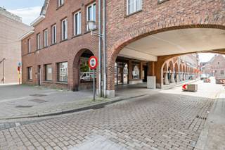 Op een uiterst commerciële locatie, bevindt zich dit ruim casco handelspand van ca. 165 m² pal in het centrum van Schoten.<br />Het handelspand is gelegen op het Marktplein op de hoek van de Zalmenhoflaan en Gelmelenstraat.<br /><br /><strong><span><span>Kenmerken van het handelspand:<br /></span></span></strong><br /><span><strong>Grootte</strong></span>: <br />165 m2 en kelder van 80 m2<br /><br /><span><strong>Uitstekende ligging</strong></span>: <br />Centraal gelegen in het levendige hart van Schoten, met veel voetgangers- en verkeersdrukte.<br /><br /><span><strong>Terrasmogelijkheid</strong></span>: <br />Er kan een terrasvergunning worden aangevraagd voor zowel de voorkant als de zijkant van het pand.<br /><br /><span><strong>Praktische voorzieningen</strong></span>: <br />Achteringang/garagepoort voor gemakkelijk laden en lossen, evenals een grote droge kelder.<br /><br /><span><strong>Omgevingsontwikkelingen</strong></span>: <br />In de directe omgeving wordt momenteel gewerkt aan de Forumgebouwen (toekomstig cultureel centrum met theaterzalen) en is het Gelmelenhof (voormalig politiekantoor) nu de thuisbasis van de muziek- en tekenschool. <br />Dit biedt extra potentieel voor horeca- of cultuur gerelateerde ondernemers.<br /><br /><span><strong>Bijzonderheden</strong></span>: de eigenaar is bereid om in samenspraak met de huurder nog bepaalde werken uit te voeren zoals isolatie, elektriciteit, vloer,...<br /><br />Voor bezoeken en bijkomende informatie: info@waterhuys.be - Vg-Wg-Gvkr-Gvv-Gmo-Gworg
