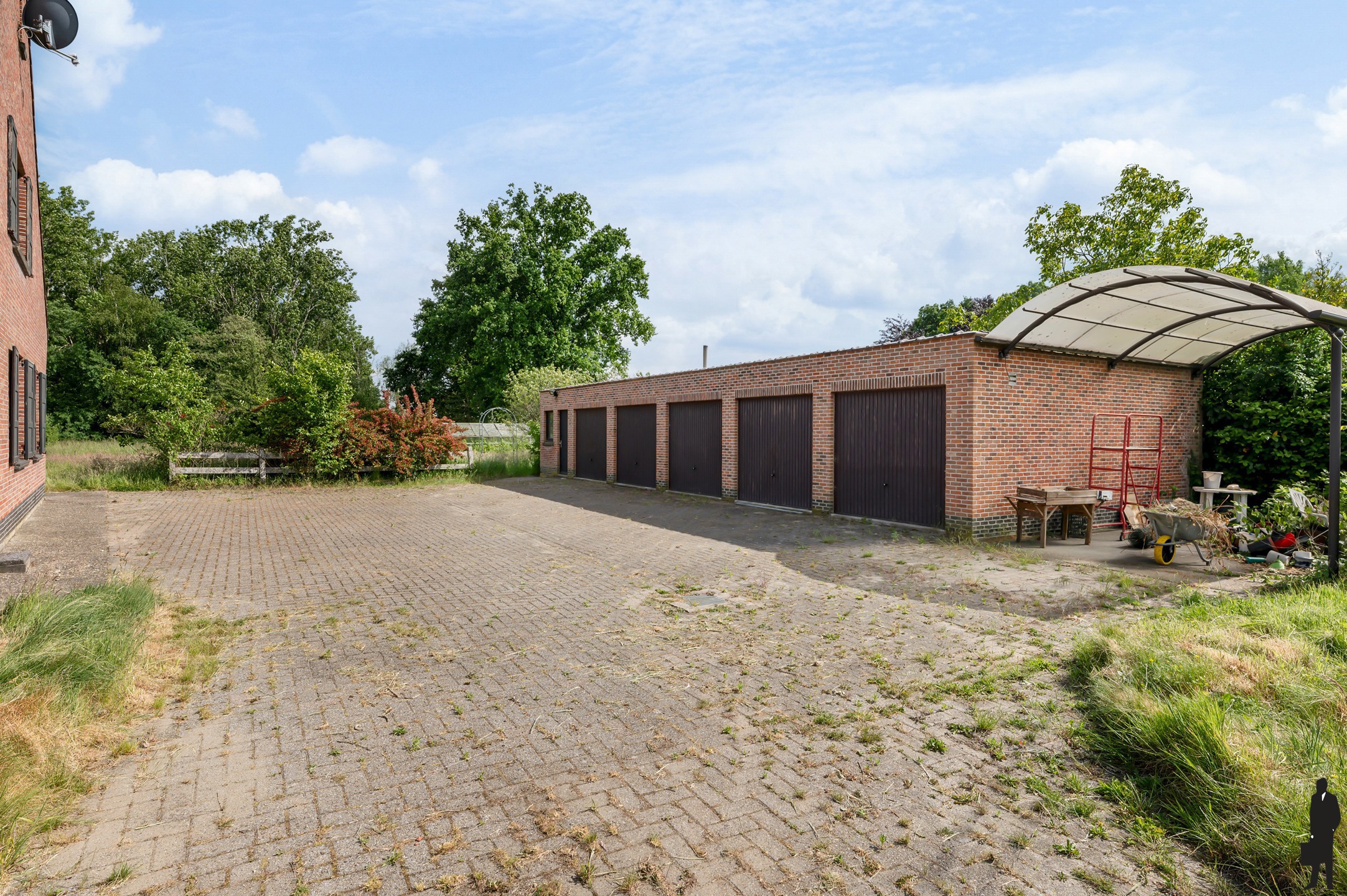Super gelegen villa met 6 slk en 5 garages op 11.641 m². - foto 4