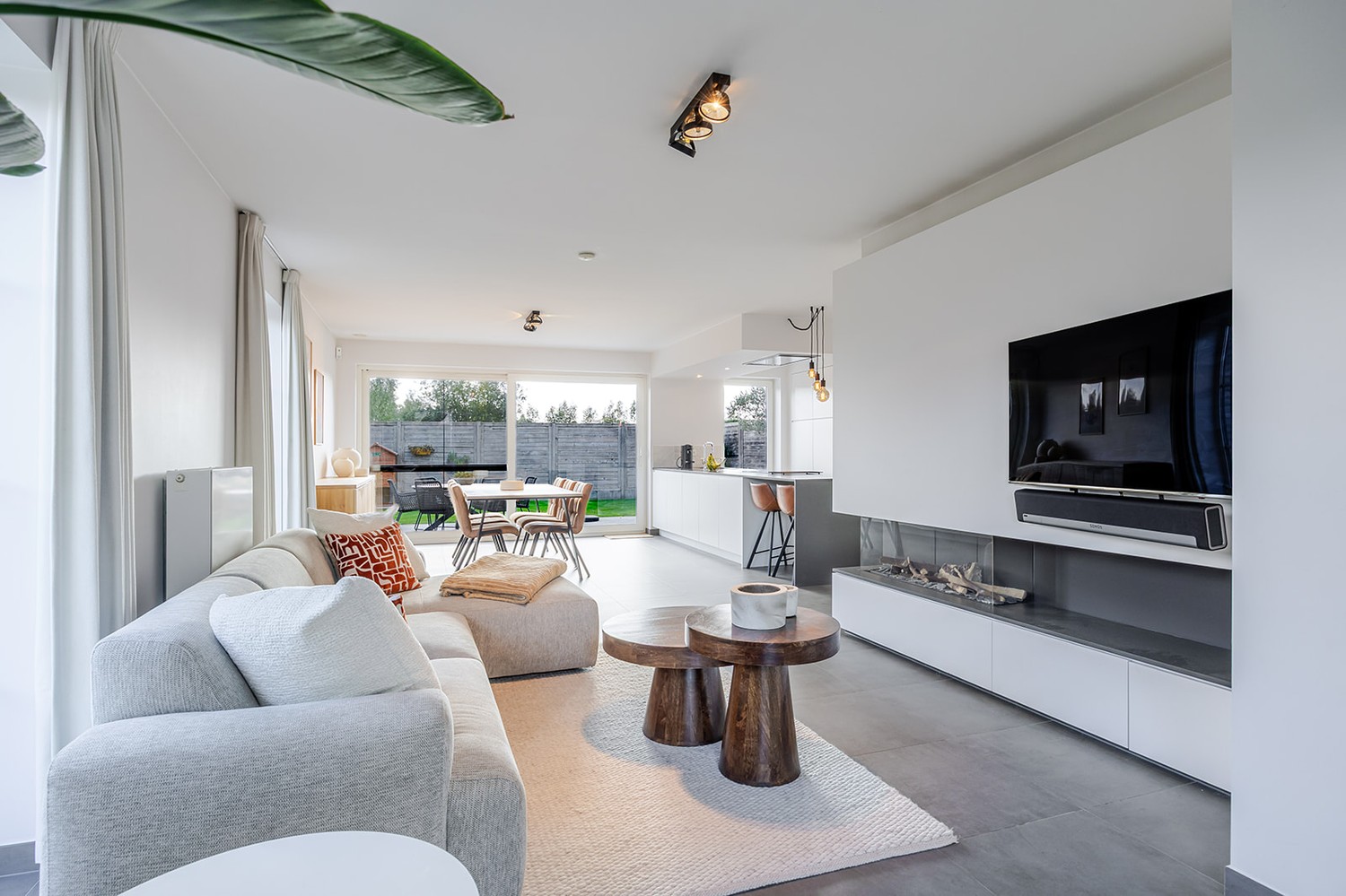 RECENTE HALF-OPEN WONING op centrale ligging met tuin en garage - foto 1