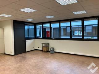 SLEURS BUSINESS CENTER - STEENWEG OP LEOPOLDSBURG 28 - 2490 BALEN<br /><br />Instapklare kantoorruimte van 47m2 te huur met gunstige ligging op de voormalige Sleurs site te Balen (verbindingsweg Balen - Leopoldsburg N18). Dit kantorencomplex bevat 17 kantoren met oppervlaktes vanaf 14m2 t.e.m. 318m2 die reeds gemeubileerd zijn. Het complex heeft als troef dat er voldoende parkeergelegenheid en een lift aanwezig is! Elke verdieping is voorzien van sanitaire voorzieningen en een keuken.<br /><br />De kantoren kunnen ook voor korte termijn worden gehuurd! <br /><br />INDELING:<br />Gelijkvloers: receptie, lift, traphal, 9 kantoren, plantentuin, toiletten, keuken.<br />Eerste verdieping: traphal, vide, 8 kantoren, toiletten, keuken. <br /><br />BIJZONDERHEDEN:<br />- huurprijzen zijn incl. verbruiksforfait!<br />- voldoende parkeergelegenheid met elektrische laadstations voor wagens.<br />- instapklaar, sommige kantoren reeds gemeubileerd!