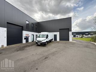 KMO-unit met een oppervlakte van 130 m² te huur op een strategische ligging. De locatie in Zelzate biedt een zeer goede verbinding naar de <strong>R4</strong>, op slechts 2 minuten rijden, waardoor het bedrijfsgebouw vlot bereikbaar is via de E34, E17 en E40. Wat zorgt voor een uitstekende ontsluiting richting Gent, Brugge, Antwerpen, Brussel en de kust.<br /><br />De KMO-unit heeft een vrije hoogte van 6 meter en is voorzien van een lichtstraat met rookluik en een polybetonvloer. Het magazijn is toegankelijke via een automatische sectionale poort en een afzonderlijke toegangsdeur. Tevens zijn er 2 parkeerplaatsen aanwezig. <br /><br />Contacteer PANORAMA B2B voor bijkomende (technische) inlichtingen, plannen of een vrijblijvend plaatsbezoek 0477 02 09 02.
