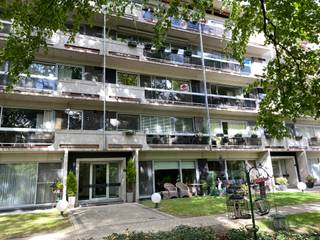 Aangenaam appartement in Residentie Zilverhof met parktuin.<br />Uitstekende locatie op wandelafstand van scholen, openbaar vervoer, winkels en belangrijke in- en uitvalswegen. Ook het centrum van Brasschaat is op ongeveer 5 km .<br />Inkomhal met grote vestiarekast en gastentoilet. Lichtrijke leefruimte met mooi zicht op de parktuin, volledig ingerichte keuken op keramische tegel.<br />Via de nachthal toegang tot een ruime badkamer met ligbad, wastafel in meubel en aansluiting voor wasmachine.<br />Achteraan bevinden zich twee slaapkamers op laminaat , verder nog een ruime derde kamer dat dienst kan doen als dressing of bureelruimte.<br />Private kelder voorzien.<br />Veplicht om een ondergrondse autostaanplaats mee aan te kopen voor 25.000 euro.