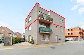 [[ DIT PAND NEEMT DEEL AAN DE ERA OPEN HUIZEN DAG OP 19/9 VAN 17:30 TOT 18:30 ]]<br /><br />Dit appartement uit 2013 is vlot bereikbaar en geniet van een gunstige ligging vlak bij het centrum van Lokeren. Dankzij de perfecte oriëntatie geniet u van een lichtrijke woonkamer en een zonnig terras, terwijl de slaapkamers aangenaam koel blijven. Met drie volwaardige slaapkamers biedt deze woning alle comfort voor gezinnen, koppels of wie extra ruimte zoekt. De residentiële omgeving zorgt voor een aangename woonbeleving met winkels, scholen en openbaar vervoer in de nabije omgeving. Bovendien beschikt het appartement over een EPC-label C (Wordt B-score na aanbreng extra attest).<br /><br />Belangrijkste ruimtes:<br />• Ruime woonkamer (37 m²) met veel lichtinval en toegang tot het terras<br />• Terras (6 m²) met zonnige oriëntatie<br />• Functionele badkamer (7 m²) met douche en ligbad<br />• Drie ruime slaapkamers (10 m², 13 m² en 14 m²)<br />• Praktische berging (2 m²)<br />• Inkomhal (9 m²)<br />• Apart toilet<br /><br />Troeven:<br />• Vlot bereikbaar en dichtbij het centrum van Lokeren<br />• Perfect georiënteerd met zonnig terras en lichtrijke woonkamer<br />• Drie ruime slaapkamers met aangenaam slaapcomfort<br /><br />Neem vandaag nog contact op met je ERA-makelaar voor een bezoek.<br /><br />JOUW DROOMAPPARTEMENT. ZO GEVONDEN!