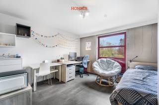Op zoek naar een interessante studio op een centrale en vlot bereikbare locatie in Leuven? Deze gemeubelde studio is gelegen aan de Kapucijnenvoer 50, op korte afstand van UZ Gasthuisberg, bushaltes, winkels, de Leuvense Kruidtuin en het historische stadscentrum. De studio bevindt zich op de tweede verdieping van een goed onderhouden residentie en omvat, met een bewoonbare oppervlakte van ca. 25m², een open leef- en slaapruimte met kitchenette, alsook een aparte badkamer uitgerust met lavabo, douche en toilet. Er is een rookmelder, aangesloten op een centrale unit en de studio beschikt over een internetaansluiting. De praktische indeling zorgt voor een aangename woonomgeving op een toplocatie in Leuven, met alle voorzieningen binnen handbereik. Op het gelijkvloers bevindt zich een afgesloten gemeenschappelijke fietsruimte en een lift is eveneens aanwezig. Kortom, dankzij de gunstige ligging, goede bereikbaarheid en perfecte staat vormt deze eigendom een ideale opportuniteit voor studenten, een ideale aankoop als stek voor uw studerende kinderen of een veilige en rendabele belegging voor investeerders. De studio is momenteel verhuurd tot 14 september 2026.<br />Heeft u vragen of wenst u graag een bezoek? Aarzel niet om ons te contacteren via info@homies.be of via 016 22 82 22. HOMIÉS, an Eye for Immo!