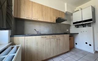 Gelijkvloers appartement met 2 slaapkamers en garage te huur te Diest, juist buiten de ring, Speelhofstraat 13 bus B.<br /><br />Dit gelijkvloers appartement is recent gerenoveerd en dadelijk beschikbaar.<br /><br />Indeling :<br />- inkomhal<br />- woonkamer met groot raam<br />- keuken<br />- 2 slaapkamers<br />- badkamer<br />- apart toilet <br />- berging<br />- garage<br /><br />CV op gas<br />Dubbele begalzing<br />EPC : 221, label C<br /><br />Huurprijs : € 800,00 garage inbegrepen<br />(Er zijn geen gemeenschappelijke kosten)<br /><br />Wij maken graag tijd voor U om dit appartement te bezichtigen. Hiervoor reageert U best via de onze website www.alvast.be, zo voegen wij U toe aan de lijst van geïnteresseerde.<br /><br />Alle gegevens zijn louter informatief, onder elk voorbehoud, en voor zover het pand intussen niet verhuurd of verkocht is.<br />Dit pand wordt door ons geplaatst op volgende websites :<br />-www.alvast.be<br />-www.immoscoop.be<br />-www.zimmo.be<br />-www.spotto.be<br />Indien U het pand op andere websites zou aantreffen is dit niet door ons geplaatst en is de info mogelijk niet up-to-date.
