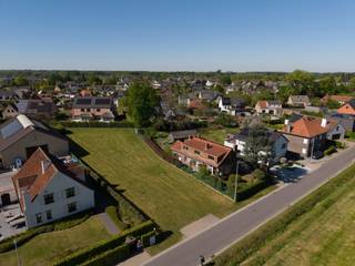 Ligging<br /><br />Deze bouwgrond is gelegen in de Nazarethstraat in De Pinte, een gegeerde locatie die rust, bereikbaarheid en woonkwaliteit perfect combineert. U bevindt zich op korte afstand van het centrum van De Pinte, waar u tal van winkels, scholen, horeca en dagelijkse voorzieningen terugvindt. Bovendien geniet u van een vlotte verbinding naar Gent en de belangrijkste invalswegen.<br /><br />Omschrijving<br /><br />Deze bouwgrond biedt een uitstekende opportuniteit voor wie zijn droomwoning wil realiseren op een aantrekkelijke locatie. Een bijzonder sterke troef is dat er geen bebouwing mogelijk is voor het de grond vooraan, waardoor u blijvend kunt genieten van een open zicht en een aangenaam ruimtegevoel. Met een perceelsbreedte van 17m en diepte van wel 76m biedt dit perceel unieke kansen. <br /><br />Dankzij de gunstige ligging, de nabijheid van voorzieningen en de rustige omgeving vormt dit perceel de ideale basis voor een kwalitatief woonproject.<br /><br />Troeven<br /><br />Gegeerde ligging in De Pinte<br />Op korte afstand van Gent<br />Nabij scholen, winkels en openbaar vervoer<br />Vrij bij akte<br />Open zicht gegarandeerd dankzij niet-bebouwbare zone voor het perceel<br />Rustige en aangename woonomgeving<br />Ideale locatie voor het realiseren van uw droomwoning<br /><br />Een zeldzame opportuniteit voor wie op zoek is naar een bouwgrond op een toplocatie met blijvend open zicht en een uitstekende bereikbaarheid.<br /><br />Voor meer info bel Arthur: 047 90 90 94