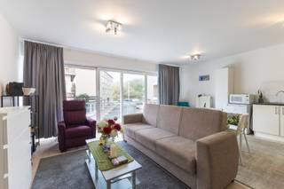 <strong>Wenduine: Verzorgd appartement te koop met 2 slaapkamers in het centrum van Wenduine. </strong><br /><br />Ontdek dit instapklare appartement gelegen in de Schuttersstraat 4 te Wenduine, in een kleinschalige en verzorgde residentie. Dankzij de uitstekende ligging bevindt u zich op wandelafstand van het strand, de winkels, het openbaar vervoer en alle faciliteiten die deze charmante badplaats te bieden heeft.<br /><br /><strong>Indeling: </strong><br />Inkomhal met apart toilet, lichtrijke leefruimte met toegang tot het terras, volledig geïnstalleerde open keuken, badkamer met douche en dubbele lavabo, 2 volwaardige slaapkamers, private kelderberging. <br /><br /><strong>Troeven: </strong>
<ul><li>Instapklaar en zeer goed onderhouden.</li><li>Centrale ligging nabij zee, winkels en openbaar vervoer.</li><li>Kleine, rustige residentie met lage gemeenschappelijke kosten.</li><li>Ideaal voor eigen gebruik of als investering.</li><li>Gunstig EPC-label: A.</li></ul>
<strong>Dit appartement wordt aangeboden met onze ERA Comfort Garantie. </strong><br /><br />Meer informatie? Contacteer Ayita op 0496 13 43 12.