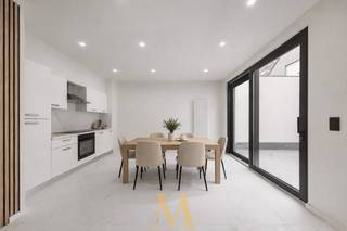 Op een uitstekende locatie, vlak bij het levendige centrum van Kortrijk, bevindt zich deze instapklare en volledig vernieuwde rijwoning. Hier woont u in alle comfort, met winkels, scholen en belangrijke verbindingswegen binnen handbereik.<br /><br />Indeling<br />Via de inkomhal met apart gastentoilet komt u in de lichtrijke leefruimte met open keuken. Deze gezellige woonruimte vormt het kloppend hart van de woning en nodigt uit tot ontspannen en samen genieten. Aansluitend vindt u een charmante stadskoer, ideaal om in alle rust buiten te vertoeven. Een extra troef is de garage met sectionale poort.<br /><br />Op de eerste verdieping bevinden zich twee ruime slaapkamers en een aangenaam dakterras waar u in alle privacy kunt genieten van de buitenlucht. De tweede verdieping biedt nog twee volwaardige kamers, perfect als extra slaapkamers, bureau of hobbyruimte.<br /><br />Troeven van deze woning
<ul>
	<li>Volledig gerenoveerd</li>
	<li>Energiezuinig (EPC B)</li>
	<li>Garage</li>
	<li>Centrale en vlot bereikbare ligging</li>
</ul>
<br />Een ideale woning voor starters of jonge gezinnen die op zoek zijn naar een moderne, comfortabele thuis op een toplocatie in Kortrijk.<br /><br />Meer info of een bezoek?<br />Neem contact op met Maxime Vanneste via 0498 44 78 00 of info@maximevanneste.be