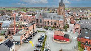 Gelegen op een absolute topligging, pal op het marktplein van Ruddervoorde, vindt u dit recent gebouwd en instapklaar bureau dat uitstraling, comfort en commerciële zichtbaarheid perfect combineert. Dit is de opportuniteit voor ondernemers die hun zaak willen vestigen op een centrale locatie met maximale visibiliteit en een professionele uitstraling. Dankzij de prominente ligging op het marktplein geniet u dagelijks van passage en herkenbaarheid, wat uw onderneming meteen extra kracht en vertrouwen geeft naar klanten en partners toe.<br /><br />Bovendien is het uitgerust met een geïntegreerd aircosysteem dat zowel kan koelen als verwarmen, waardoor u het hele jaar door verzekerd bent van een optimaal binnenklimaat. <br /><br />De ruimte leent zich uitstekend voor diverse professionele activiteiten. Denk aan een kantoor voor vrije beroepen zoals een advocaat, boekhouder, architect of verzekeringsmakelaar, maar evengoed aan een consultancy- of dienstenkantoor, praktijkruimte of representatief ontvangstkantoor. De indeling biedt flexibiliteit en kan aangepast worden aan uw specifieke noden en werking.<br /><br />De vermelde prijs is een richtprijs; elk bod wordt voorgelegd aan de eigenaar, die het recht behoudt om dit te aanvaarden of te weigeren.<br /><br />Neem voorsprong met een vrijblijvende en gratis schatting van uw eigendom via:<br />http://www.residentievastgoed.be/gratisonlineschatten