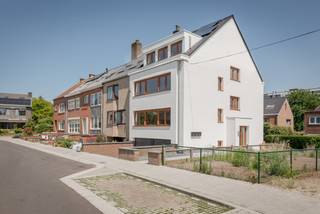 Op een boogscheut van Leuven, in een bijzonder rustige omgeving, presenteren we u dit volledig afgewerkte en instapklare appartement. Het maakt deel uit van een kleinschalig gebouw met slechts drie entiteiten en werd recent tot in de puntjes afgewerkt met high end materialen. Dankzij de doorgedreven renovatie behaalt het appartement een EPC label A, wat zorgt voor een energiezuinige en comfortabele woonervaring.<br />Het duplexappartement beschikt over een bewoonbare oppervlakte van 94 m², waaronder een prachtig afgewerkte bovenruimte van 27 m² — een uitzonderlijke troef die perfect kan dienen als extra leefruimte, hobbykamer of werkplek. De overvloedige lichtinval en het open uitzicht creëren een aangename, luchtige sfeer die u ter plaatse moet komen ervaren.<br />De combinatie van de uitstekende ligging, de kwalitatieve afwerking en het instapklare karakter maakt dit tot een unieke opportuniteit op de markt. Maak snel een afspraak om het te bezichtigen.<br />info@covas.be // 016 40 60 20 // www.covas.be