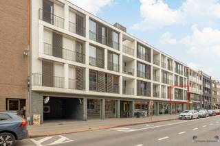 <p><span>Discover this turnkey apartment with a prime location in the bustling center of Brasschaat, with stores, public transport, restaurants right outside the door and the park of Brasschaat within walking distance.</span></p><p><span> The apartment consists of:</span></p><ul><li><span>A bright living space with large windows</span></li><li><span>An open kitchen with plenty of cupboard space, stove, double sink, fridge and oven (connection for dishwasher possible)</span></li><li><span>A bathroom with shower and sink</span></li><li><span>A practical storage room with connection for washing machine</span></li><li><span>A separate toilet</span></li><li><span>1 bedroom with access to the balcony</span></li></ul><p><span>Advantages:</span></p><ul><li><span>You can safely store your bike in the bike shed in the underground garage of the building.</span></li><li><span>Favourable EPC and electricity compliance</span></li><li><span>Ready to move in</span></li><li><span>Central location</span></li></ul><p><span>Looking for a hassle-free move-in ready property in a lively and green community? Contact us soon for an appointment.</span></p><p><span> </span></p>