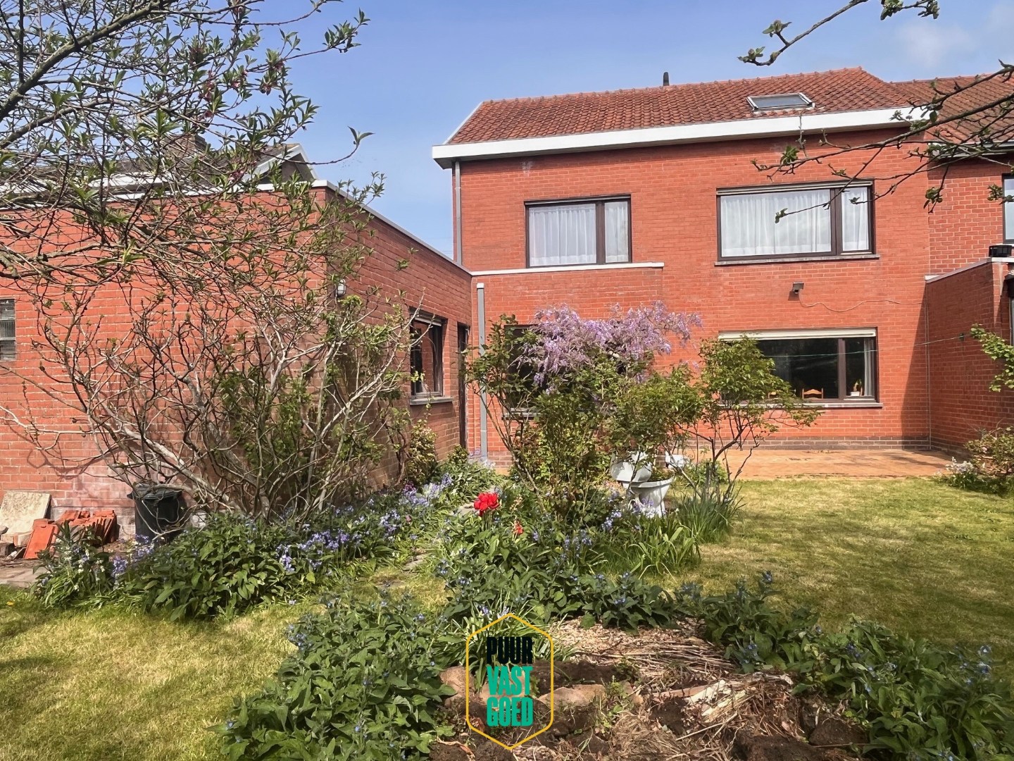 Bijzonder ruim halfopen huis op 5 are grond met toffe zonnige tuin + garage - foto 5