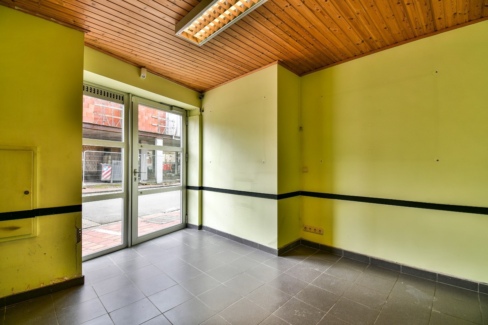 Commerciële handelsruimte/ kantoor / praktijkruimte met garage in het centrum van Lichtervelde! - foto 5