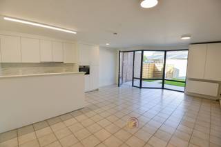 Perfecte investeringseigendom bestaande uit 5 gerenoveerde appartementen en 5 ruime garages.Via de gemeenschappelijke inkomhal bereikt u:Gelijkvloers – APP 1: inkomhal, leefruimte met open keuken, terras en tuin, twee slaapkamers, vernieuwde badkamer, afzonderlijk toilet en berging/wasplaats.Eerste verdieping – APP 2 en APP 3: beide appartementen beschikken over een inkomhal, leefruimte met vernieuwde open keuken, vernieuwde badkamer, afzonderlijk toilet, berging/wasplaats en een gezellig terras.Tweede verdieping – APP 4 en APP 5: twee zeer ruime duplexappartementen met leefruimte, vernieuwde keuken, twee slaapkamers, vernieuwde badkamer, afzonderlijk toilet en een mooi terras.In de verkoop zijn eveneens 5 grote garages met nieuwe sectionale poorten inbegrepen.Alle keukens en badkamers werden vernieuwd. Bovendien beschikken alle appartementen over een gunstig EPC, een conforme elektrische keuring en een asbestveilig attest. De eigendom is onmiddellijk verhuurbaar, zonder renovatiezorgen. Dankzij de zeer lage gemeenschappelijke kosten geniet u bovendien van een aantrekkelijk verhuurrendement.Het volledig dossier met alle attesten en rendement berekening zijn op eenvoudig verzoek per e-mail verkrijgbaar. Bezoek nu vrijblijvend deze zeer interessante beleggingseigendom.