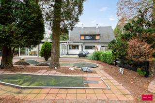 Sfeervolle polyvalente eigendom met een woon- en handelsfunctie alsook een ruime parking op eigen terrein. Uitzonderlijk gelegen in het groene...