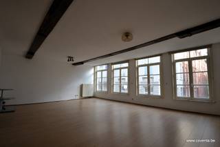 Dit centraal gelegen appartement te Brugge bestaande uit: inkomhal, ruime woonkamer met aansluitende ingerichte keuken, berging, apart toilet,...