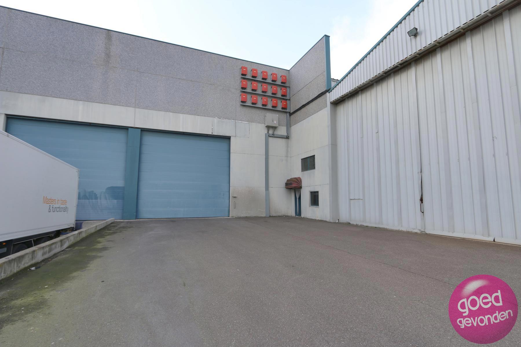 Commercial à louer à Saint-Trond - photo 1