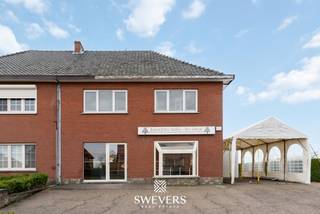 Voor meer info en foto’s, surf naar www.swevers.be – Ontdek dit instapklare handelspand in Nieuwerkerken met een indrukwekkende bewoonbare oppervlakte van 488 m² op een perceel van 933 m². Strategisch gelegen aan de Opperstraat biedt dit pand talloze mogelijkheden voor ondernemers die wonen en werken willen combineren of zoeken naar een slimme investering. Het gelijkvloers is ingedeeld in meerdere commerciële ruimtes, waaronder een grote centrale bedrijfsruimte met veel lichtinval, een afzonderlijk kantoor en extra bedrijfsruimtes met eigen toegang. Aan de voorzijde zijn twee commerciële ruimtes met aparte ingang, ideaal als showroom of ontvangstruimte. Verder zijn er vier toiletten, twee bergingen en een keukenruimte aanwezig. Dankzij de zuidwestelijke oriëntatie geniet het pand van optimale lichtinval en is het perceel achteraan perfect voor een terras of tuin. De ligging combineert rust met bereikbaarheid: scholen, winkels, horeca en sportfaciliteiten bevinden zich op korte afstand. Voor meer informatie, bel 011 255 155. Bron bewoonbare oppervlakte: EPC – verslag.
