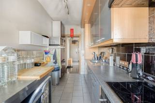<p><span>Lichtrijk 2 slaapkamer appartement met airco en zicht op de Antwerpse skyline!</span></p><p><span>Dit ruim en instapklaar appartement telde origineel 3 slaapkamers (momenteel 2) en ligt op de 11</span><span><sup>de </sup></span><span>verdieping van een gebouw met centrale ligging. Winkels, parken, scholen, horeca, sportfaciliteiten, Antwerpen Stad, openbaar vervoer en invalswegen zijn slechts een boogscheut verwijderd. De uitzichten over het feeërieke Antwerpen zijn ronduit adembenemend, zowel overdag als 's avonds. De performante HR ramen en de warmtepomp van de airco's zorgen voor extra comfort alsook een gunstig EPC. Een ideale thuis én een slimme investering!</span></p><p><span>.</span></p><p><span>Inkomhal, leefruimte &amp; keuken:</span></p><p><span>U betreedt het appartement via de aparte inkomhal met veiligheidsdeur, parlofoon, ingemaakte vestiaire en extra berging die ideaal is voor het kuisgerief. De leefruimte met airco ligt op authentieke blokjesparket en schittert dankzij het fenomenale uitzicht over de Antwerpse skyline. De voormalige derde slaapkamer werd toegevoegd aan de woonkamer zodoende deze een oppervlakte heeft van maar liefst 37m³. Uiteraard is het steeds mogelijk deze ingreep terug te draaien om een extra slaapkamer te bekomen. De geriefelijke keuken biedt veel werk- en opbergruimte en voorziet in kwalitatieve toestellen ("Miele" inductiefornuis met grote oven, dampkap, koelkast, vriezer, vaatwasser).</span></p><p><span> </span></p><p><span>Nachthal, slaapkamers, badkamer &amp; toilet:</span></p><p><span>Via de nachthal bereikt u de eerste slaapkamer die een momenteel dienst doet als bureauruimte en ook de aansluitingen voor de wasmachine omvat. De omvangrijke master (13m²) is uitgerust met airco en een ingemaakte kast. Slapen en ontwaken doet u ten allen tijde vergezeld van een betoverend uitzicht. De onderhoudsvriendelijke badkamer is geheel betegeld en voorziet in een modern wasmeubel met bijhorende spiegel- en hangkast en een inloop-/regendouche als kers op de taart. Het toilet is apart.</span></p><p><span> </span></p><p><span>Terras &amp; kelder:</span></p><p><span>Op het terras kan je bekomen van de dagelijkse drukte en wordt de voeling met het geweldige stadsleven nog meer uitvergroot. Daar het terras inpandig is kan je hier ook bij minder goed weer volop genieten. De privatieve kelderberging is inbegrepen.</span></p><p><span> </span></p><p><span>Extra troeven:</span></p><p><span>- Toplocatie</span></p><p><span>- 91m² cfr EPC</span></p><p><span>- EPC B</span></p><p><span>- HR ramen</span></p><p><span>- 2 Airco's</span></p><p><span>- Mogelijkheid 3e slaapkamer</span></p><p><span>- Fenomenaal uitzicht</span></p><p><span>- Terras</span></p><p><span>- Kelder</span></p><p><span>- Asbestveilig</span></p>