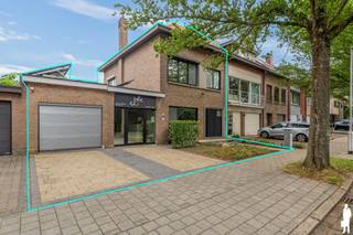 <p><strong>Ruime en gerenoveerde gezinswoning (± 220 m²) met 3 slaapkamers, polyvalente ruimte en garage<br /><br /></strong>In een rustige en kindvriendelijke woonwijk te Edegem bevindt zich deze ruime halfopen bebouwing, die rond 2017 grondig werd gerenoveerd. De combinatie van een hedendaagse afwerking, grote raampartijen en een verrassend ruime indeling zorgt voor een aangename en lichtrijke woonomgeving.<br /><br />Met een bewoonbare oppervlakte van ± 220 m², 3 slaapkamers, een garage, polyvalente ruimte en een nog volledig in te richten zolderverdieping biedt deze woning heel wat mogelijkheden voor gezinnen, thuiswerkers of vrije beroepen.<br /><br /><strong>Troeven:<br /></strong>- ± 220 m² bewoonbare oppervlakte ; 304 m² perceeloppervlakte<br />- Grondig gerenoveerd rond 2017<br />- EPC C<br />- Asbestvrij<br />- 12 zonnepanelen<br />- 3 slaapkamers<br />- Ruime en lichtrijke leefruimte<br />- Open keuken<br />- Polyvalente ruimte / praktijkruimte<br />- Grote uitbreidbare zolder met vaste trap<br />- Aparte garage<br />- Oprit voor 2 wagens<br />- Elektrische rolluiken<br />- Gezellige tuin<br />- Interessant voor vrije beroepen of thuiswerk<br />- Rustige en kindvriendelijke ligging<br /><br /><strong>Ligging:<br /></strong>Gelegen in een rustige woonomgeving te Edegem, met een vlotte verbinding naar Antwerpen en Brussel. Scholen, winkels, openbaar vervoer en recreatie in de onmiddellijke omgeving maken dit de ideale gezinswoning.<br /><br /><strong>Indeling:<br /></strong><span>Gelijkvloerse verdieping (± 100 m²)<br /></span>Via de inkomhal met gastentoilet komt u in de bijzonder ruime leefruimte met open keuken. De gepolierde betonvloer, grote raampartijen en het rechtstreekse contact met de tuin geven deze verdieping een eigentijdse en open uitstraling.<br /><br />Aansluitend bevindt zich een ruime polyvalente kamer die voorheen werd gebruikt als kapsalon. Deze ruimte leent zich uitstekend als praktijk- of kantoorruimte, hobbykamer of extra leefruimte en maakt de woning bijzonder interessant voor wie wonen en werken wil combineren.<br /><br />Verder beschikt de woning over een aparte garage.<br /><br /><span>Eerste verdieping (± 54 m²)<br /></span>De nachthal geeft toegang tot <strong>drie slaapkamers</strong>, waarvan één momenteel is ingericht als dressing. De kamers bieden mooie afmetingen en zijn afgewerkt met een aangename parketvloer. De huidige dressing kan zonder ingrijpende aanpassingen opnieuw als volwaardige slaapkamer worden ingericht.<br /><br />Verder bevindt zich op deze verdieping de badkamer met ligbad en douche.<br /><br /><span>Tweede verdieping (± 54 m²)<br /></span>Via een vaste trap bereikt u de zolderverdieping. Deze is momenteel nog volledig naar eigen smaak in te richten en biedt interessante uitbreidingsmogelijkheden (extra slaapkamers en of badkamers).<br /><br /><strong>Buitenruimte:<br /></strong>Ook buiten is het aangenaam vertoeven in de gezellige tuin. Aan de voorzijde beschikt de woning bovendien over een oprit met plaats voor twee wagens.<br /><br /><strong>Interesse?<br /></strong>Plan dan zo spoedig mogelijk een bezoek in op één van onze kijkmomenten!</p>