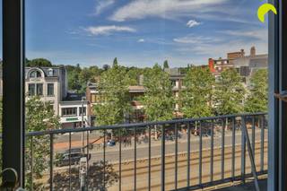<p><span>Pal in het commerciële centrum van Mortsel, op wandelafstand van het station, winkels, scholen, verbindingswegen en openbaar vervoer, vinden we dit instapklare studio-appartement met aparte slaapkamer.</span></p><p><span>Het appartement is gelegen op de vierde verdieping van een verzorgd gebouw met lift. De voorbije jaren werden er verschillende zaken vernieuwd zoals de ramen, de keuken en de voordeur. Zeer recent kreeg de badkamer nog een update.</span></p><p><span> </span></p><p><span>Indeling:</span></p><p><span> </span></p><p><span>We betreden het appartement in de inkomhal met apart toilet en ruimte voor een vestiairekast. Aan de rechterzijde bevindt zich de vernieuwde badkamer met bad/douchecombinatie en lavabomeubel. Hier is ook plaats voor wasmachine en droogkast.</span></p><p><span>De lichte leefruimte op mooie blokjesparket, bevindt zich aan de voorzijde van het gebouw en kijkt uit op de Statielei en het achterliggend groen. </span></p><p><span>De recent vernieuwde keuken is voorzien van alle comfort (kookplaat + dampkap, ingebouwde oven, spoelbak en vaatwasser).</span></p><p><span>De knusse slaapkamer is afgesloten van de leefruimte en is voorzien van een ingemaakte kast.</span></p><p><span> </span></p><p><span>Graag som ik de </span><span>troeven </span><span>van dit studio-appartement nog even op:</span></p><p><span> </span></p><ul><li><span>Instapklaar</span></li><li><span>Asbestveilig!</span></li><li><span>Aparte slaapkamer</span></li><li><span>Verzorgd gebouw</span></li><li><span>Pal in het centrum van Mortsel, in directe nabijheid van het station, winkels, openbaar vervoer, ...</span></li><li><span>Dit pand komt mogelijk in aanmerking voor een bijkomende rechtenvermindering van €1.867 op de registratierechten (onder voorwaarden)</span></li></ul><p><span> </span></p><p><span>Nuttige informatie:</span></p><p><span> </span></p><ul><li><span>EPC: 113 kWh (m²/jaar)</span></li><li><span>Informatie over water: G-score: klasse A, P-score: klasse A</span></li><li><span>Elektrische installatie behoeft enkele aanpassingen</span></li><li><span>Vlakbij bieden wij een garagebox te koop aan voor €25.000</span></li><li><span>Gemeenschappelijke kosten: 140 (inclusief verwarming, water, syndicus, lift, minuterie en blokpolis)</span></li></ul><p><span> </span></p><p><span>Voor een bezoek ter plaatse bel 03/449.42.141 of mail <span>hallo@habicom.be</span></span></p><p><span>Benieuwd naar de waarde van jouw woning? Check het gratis op <span>www.watismijnhuiswaard.be</span></span><span> </span></p><p><span> </span></p>