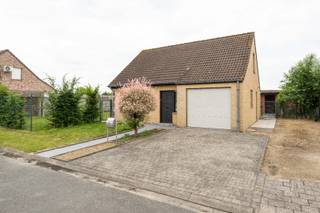 Deze OPEN BEBOUWING is gelegen te Ingelmunster met name in de Robert Bultynckstraat 34 op een perceel grond van 653 m² en met een bewoonbare oppervlakte van 120 m². Deze eigendom geniet een uiterst rustige ligging vlakbij, openbaar vervoer, bakker, slager, winkels, scholen, enz...<br /><br />PLUSPUNTEN:<br />* RUSTIGE LIGGING (DOODLOPENDE STRAAT)<br />* GUNSTIG EPC LABEL C<br />* OPEN BEBOUWING<br /><br />INTERIEUR:<br />Je komt binnen via de inkomhal met gastentoilet, die direct toegang biedt tot de sfeervolle leefruimte. Dankzij de grote ramen geniet je hier van een heerlijk zicht op de zonnige tuin en het prachtige, landelijke uitzicht. Koken doe je in de aangrenzende keuken, die slim verbonden is met de garage en de praktische wasplaats/berging. Op de eerste verdieping zijn er twee volwaardige, ruime slaapkamers. <br /><br />EXTERIEUR:<br />Buiten is het puur genieten in de grote tuin, die bovendien beschikt over een recent gebouwd, degelijk tuinhuis.