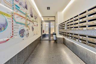 Mooie, gemeubileerde studio te koop in hartje van Brussel!De studio is zeer goed gelegen: dicht bij het Madouplein, dicht bij het openbaar vervoer...