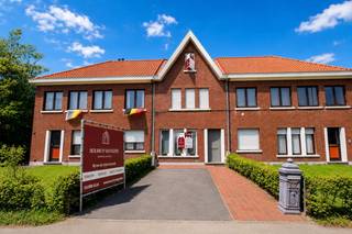 Bent u op zoek naar een charmante woning met verrassend veel ruimte, een prachtige tuin en een uitzonderlijk sterke ligging? Dan zal deze karaktervolle woning gelegen aan de Prins Boudewijnlaan 24 in Sint-Niklaas u ongetwijfeld weten te bekoren.<br /><br />Deze woning geniet van een uitzonderlijk gunstige ligging op een absolute toplocatie, vlakbij het centrum van Sint-Niklaas en in de onmiddellijke nabijheid van alle belangrijke invalswegen, winkels, scholen, openbaar vervoer en andere dagelijkse voorzieningen. Een ideale combinatie van comfortabel wonen met een uitstekende bereikbaarheid.<br /><br />Bij het betreden van de woning wordt u meteen verwelkomd in een bijzonder gezellige en charmante leefomgeving waar authenticiteit en huiselijkheid centraal staan. Dankzij de overvloedige natuurlijke lichtinval voelt de woning meteen warm en uitnodigend aan. De open leefruimte sluit naadloos aan op de volledig uitgeruste open keuken, voorzien van alle nodige toestellen, die op haar beurt een prachtig zicht biedt op de uitzonderlijk diepe zuidwest georiënteerde tuin. Deze buitenruimte vormt zonder twijfel een absolute meerwaarde en is een zeldzame vondst in deze omgeving. Bovendien is de tuin eveneens bereikbaar via een handig achterpoortje, ideaal voor het stallen of eenvoudig verplaatsen van fietsen.<br /><br />Op het gelijkvloers bevindt zich daarnaast nog een gezellige binnenkoer met lichtkoepel, een multifunctionele ruimte die perfect kan worden ingericht als extra leefruimte, leeshoek, bureau of ontspanningsruimte. Verder beschikt deze verdieping over een bijzonder ruime berging en een apart gastentoilet, wat het praktische comfort van de woning aanzienlijk verhoogt.<br /><br />De eerste verdieping omvat twee royale slaapkamers en een verzorgde badkamer die uitgerust is met een douche, lavabo en toilet.<br /><br />Op de tweede verdieping bevindt zich de zolderverdieping die momenteel werd ingericht in twee afzonderlijke kamers. Eén van deze ruimtes leent zich perfect als extra slaapkamer, terwijl de tweede ruimte ideaal kan dienen als dressing, hobbyruimte of praktische opbergruimte. Hierdoor beschikt de woning in totaal over vier kamers, waarvan drie volwaardige slaapkamers.<br /><br />Ook aan parkeergelegenheid werd gedacht: vooraan de woning bevindt zich een ruime oprit waar zonder moeite twee voertuigen kunnen worden geparkeerd, een niet te onderschatten troef op deze centrale locatie.<br /><br />De woning beschikt momenteel over een EPC-label F, wat toekomstige eigenaars de opportuniteit biedt om de energieprestaties verder te optimaliseren.<br /><br />Een uiterst charmante en verrassend ruime woning op een toplocatie, met prachtige buitenruimte, tal van mogelijkheden en alle comfort binnen handbereik. Een unieke opportuniteit voor wie op zoek is naar een warme thuis op een uitstekende locatie in Sint-Niklaas.<br /><br />Dit pand is onderworpen aan de renovatieverplichting van de Vlaamse overheid voor residentiële gebouwen (behoudens bij sloop binnen 5 jaar na de aankoop). Consulteer voor meer informatie de website van het Vlaams Energie- en Klimaatagentschap via https://www.vlaanderen.be/een-huis-of-appartement-kopen/renovatieverplichting-voor-residentiele-gebouwen.<br /><br />De stedenbouwkundige inlichtingen zijn in aanvraag.
