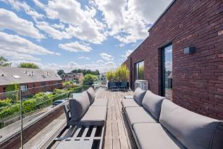 Bent u op zoek naar een luxe kantoorruimte die professionaliteit en comfort combineert? <br />Deze kantoorruimte in ‘s-Gravenwezel biedt alles wat u nodig heeft om uw bedrijf te laten groeien in een prestigieuze omgeving.<br /><br />De eerste verdieping biedt een ontvangsthal van ca. 12 m² en een ruime inkom-/ontvangstruimte van ca. 35 m² met een open trap naar de tweede verdieping. Vanuit deze ruimte heeft u toegang tot een gastentoilet met vestiairekasten. De keuken van ca. 8 m² is afgewerkt in donkerbruin hout en voorzien van Miele toestellen, waaronder een oven, koelkast, vaatwasser en een lavabo.<br /><br />Aan de achterzijde van het gebouw bevindt zich een ca. 35 m² grote kantoorruimte/vergaderzaal, voorzien van airco en met toegang tot een groot terras van ca. 50 m² in bankirai. <br />Aan de voorzijde van het gebouw is een tweede kantoorruimte van ca. 38 m² met een balkon van ca.2 m² en een apart toilet. <br />De derde kantoorruimte van ca. 20 m² heeft een ensuite douchekamer van ca. 4 m². <br />Daarnaast is er een archiefkamer/printkamer van ca. 12 m² en een vierde kantoorruimte van ca. 30 m² met een balkon van ca. 2 m² en een apart toilet.<br /><br />Op de tweede verdieping vindt u een kantoor van ca. 60 m² met vloerverwarming en airco, perfect voor een open werkruimte. <br />Er is ook een archiefkamer en een apart toilet.<br /><br />2 autostaanplaatsen bij aan te kopen.<br /><br />Deze kantoorruimte biedt de ideale combinatie van ruimte, luxe en functionaliteit. <br />Neem snel contact met LISTED op voor een bezichtiging: +32 3 283 51 51.