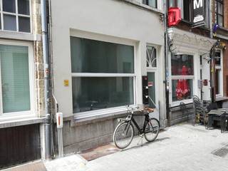 Deze commerciële ruimte is gelegen in de Grote Pieterpotstraat, een zijstraat van de Suikerrui, vlakbij de Grote Markt.De gelijkvloers ruimte is +/-...