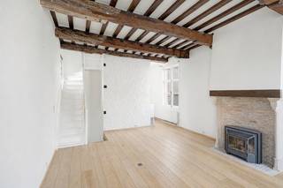 Op een toplocatie in de Jeruzalemstraat, pal aan het iconische Sint-Annaplein in het hart van Brugge verkopen wij deze authentieke stadswoning...